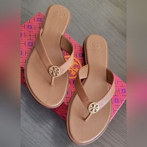 NWT!! TORY BURCH Benton Thong Leather Sandals 💕✨️